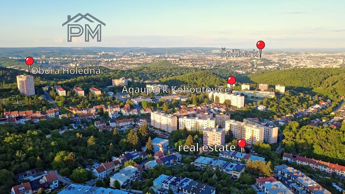 Letecký pohled na Kohoutovice s vyznačenou polohou domu, obory Holedná, aquaparku a Špilberku