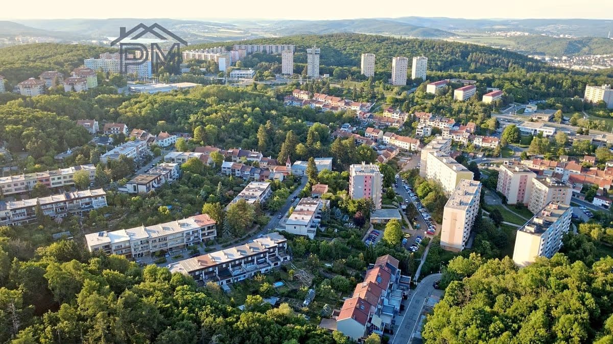 Letecký pohled na okolní zástavbu Kohoutovic