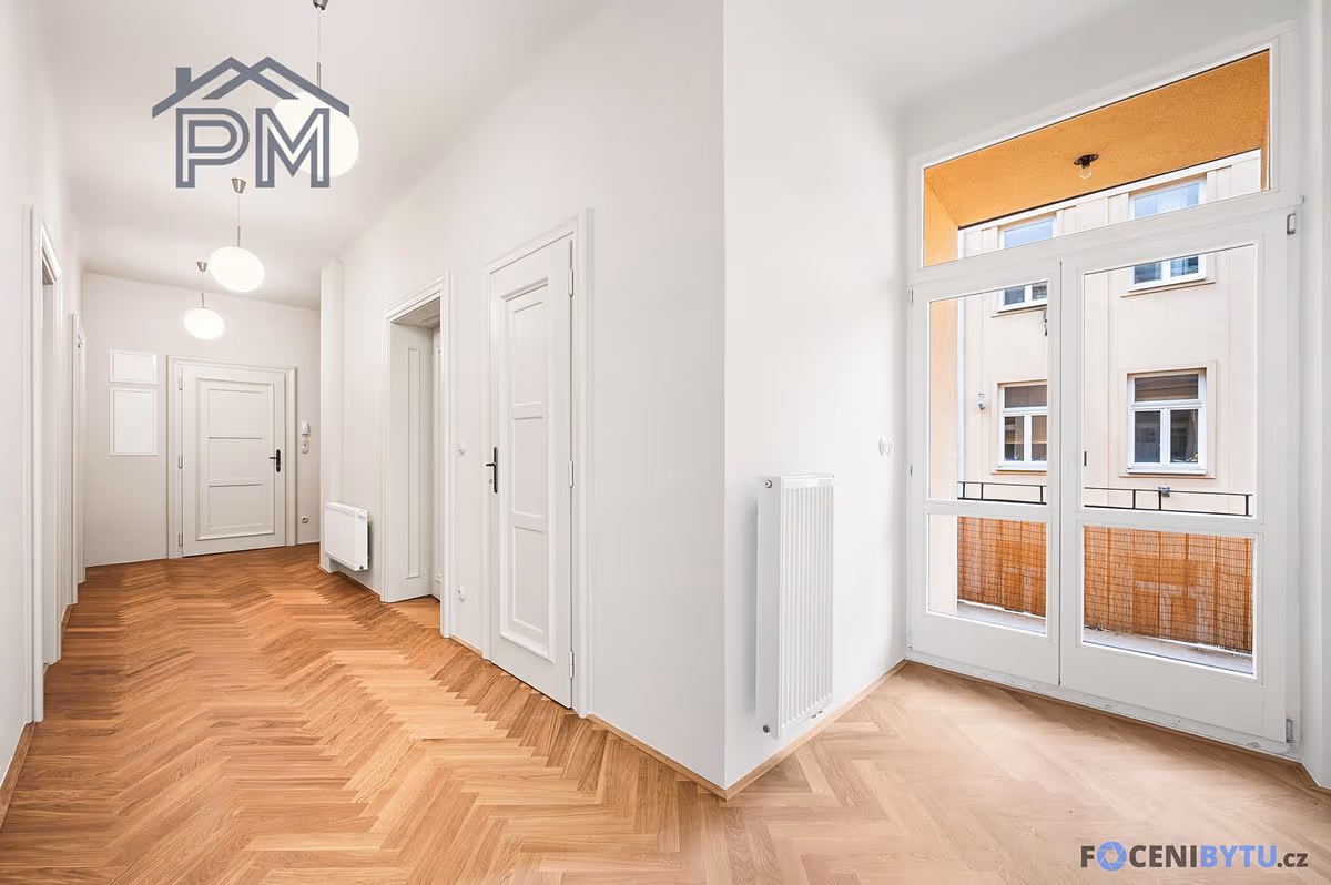 Chodba bytu a prosklené dveře na balkon