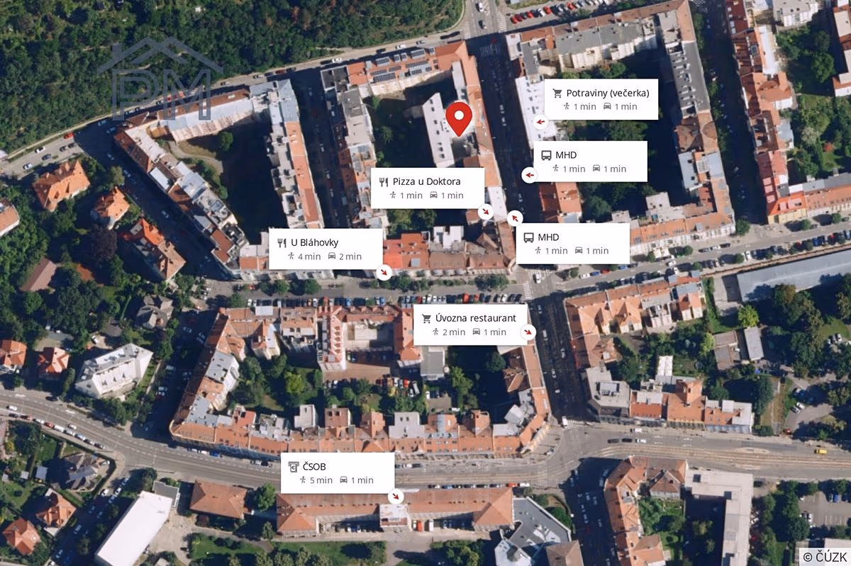 Letecký snímek okolí s vyznačenou polohou domu a docházkou k obchodům, MHD a restauracím