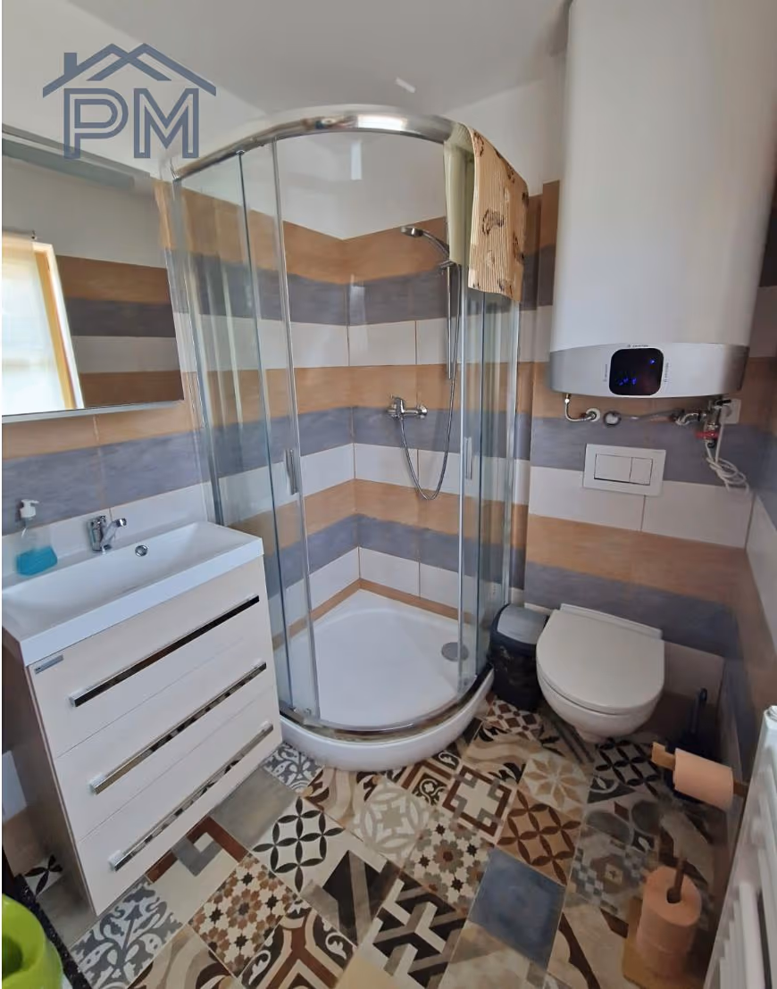 Koupelna se sprchovým koutem, WC a elektrickým bojlerem