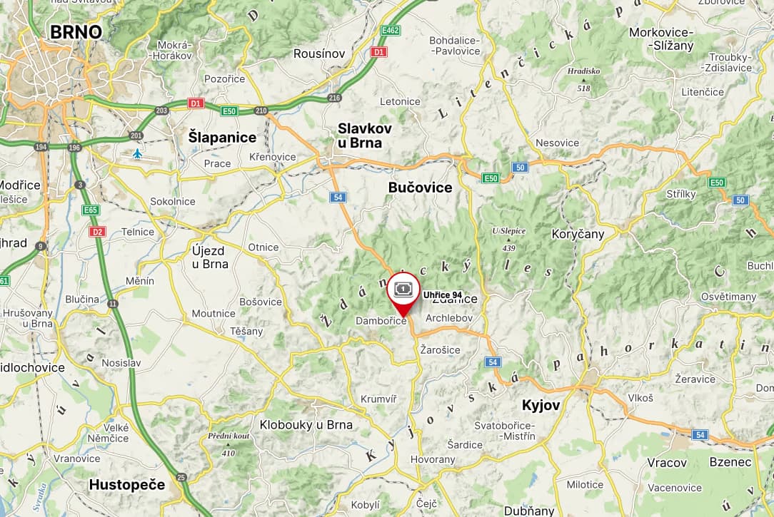 Mapa s vyznačenou polohou — červený špendlík Uhřice 94 ve Ždánickém lese mezi Brnem a Kyjovem