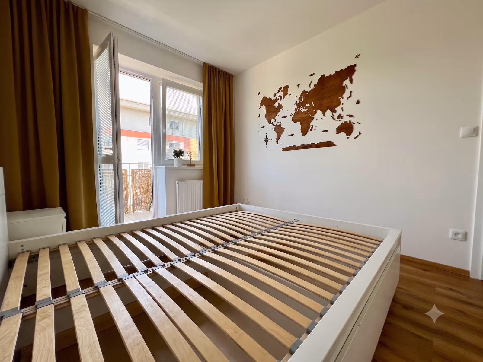 Vizualizace možného zařízení ložnice s postelí a přístupem na balkon — ilustrační obrázek