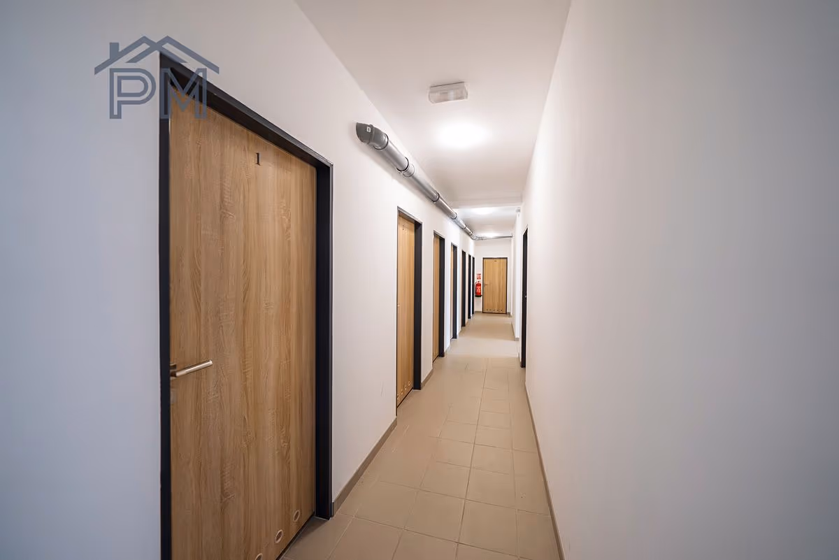 Společná vnitřní chodba domu se vstupy do sklepů