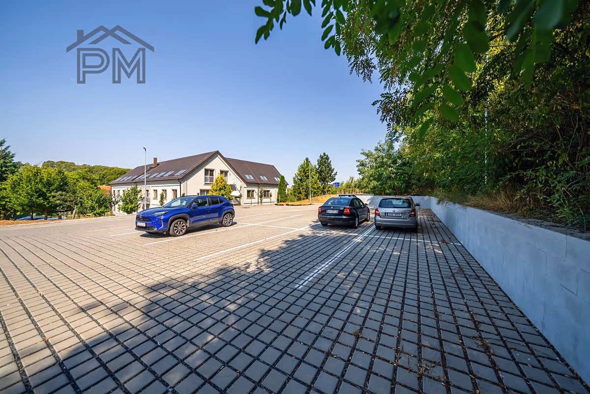 Parkovací stání ze zatravňovací dlažby vedle domu