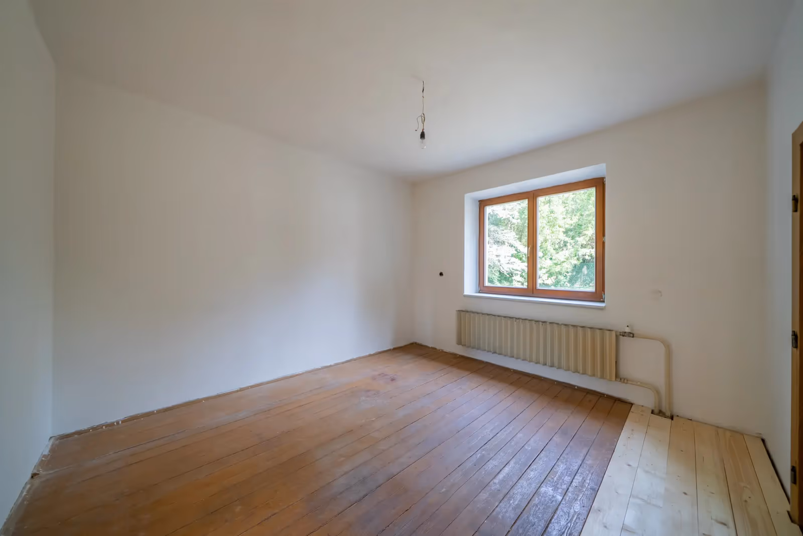 Pokoj s prkennou podlahou, část prken nově vyměněná
