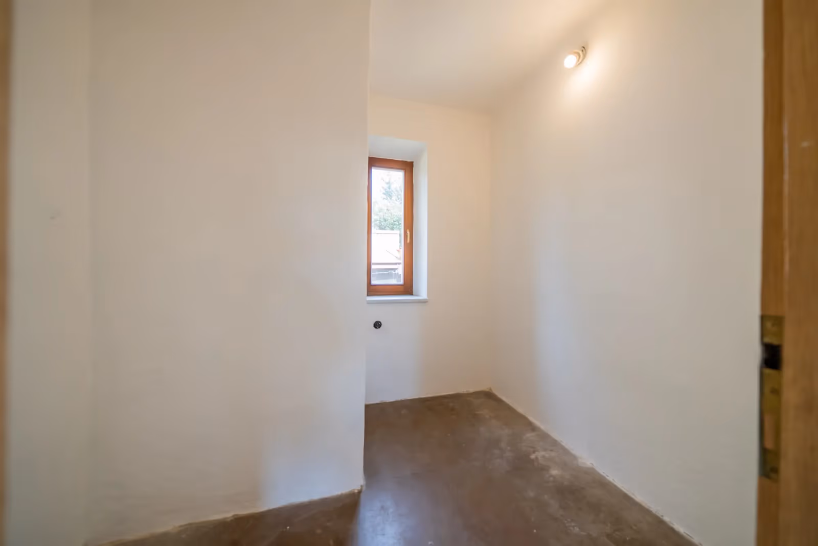 Spíž s malým oknem vedle kuchyně