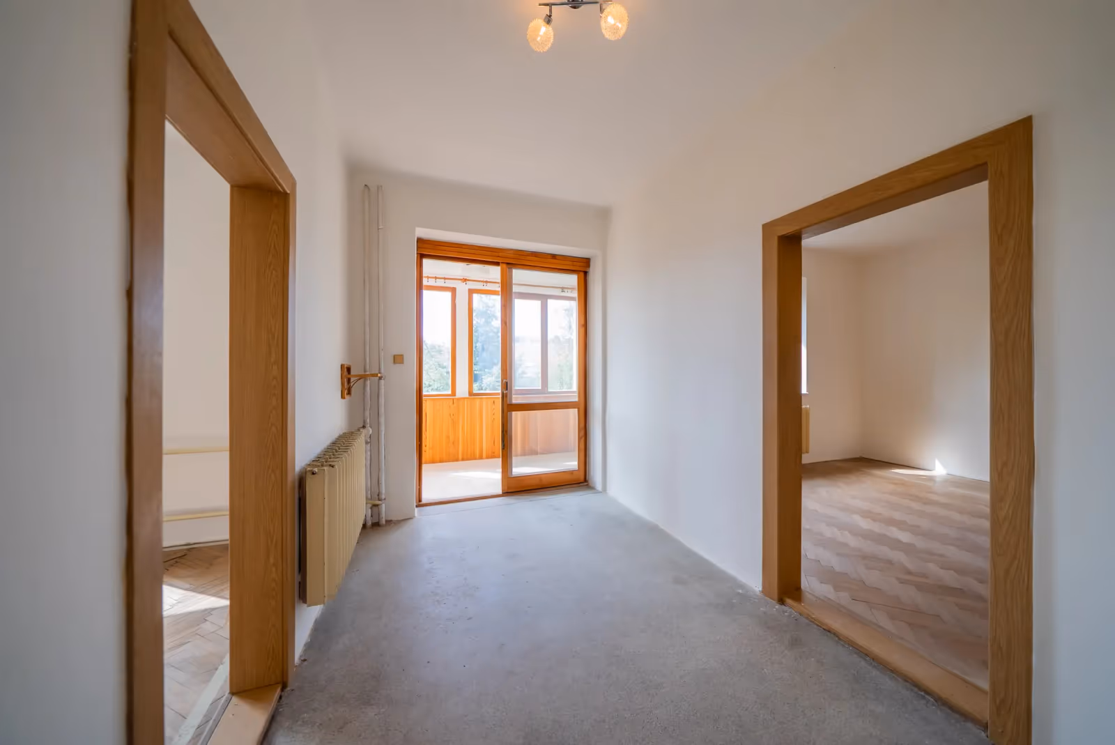 Chodba přízemí se vstupem na verandu a průhledy do pokojů