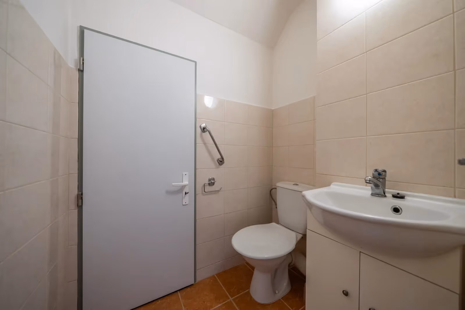 Samostatné WC v patře s umyvadlem a madly