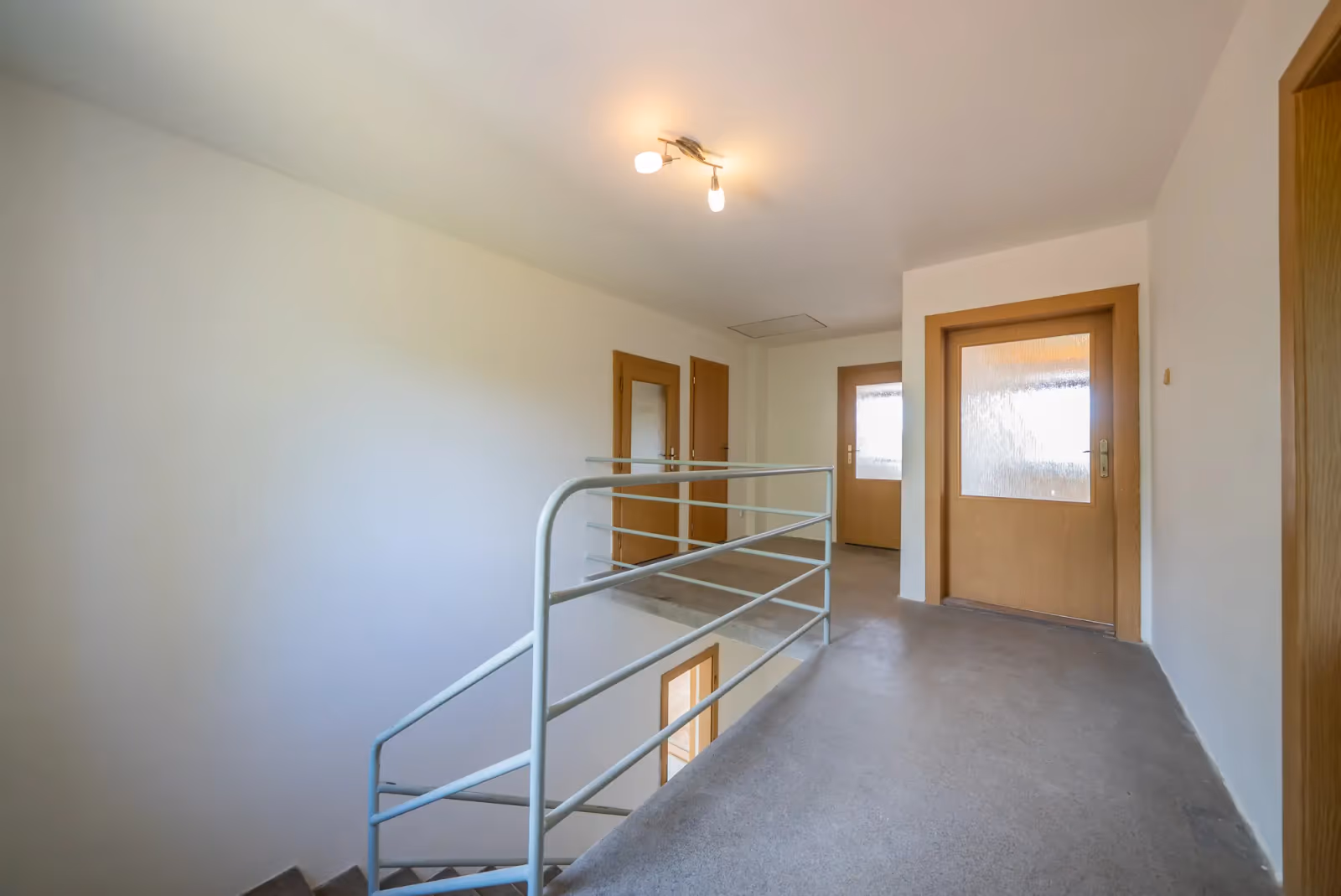 Galerie patra s dveřmi do pokojů nad schodištěm