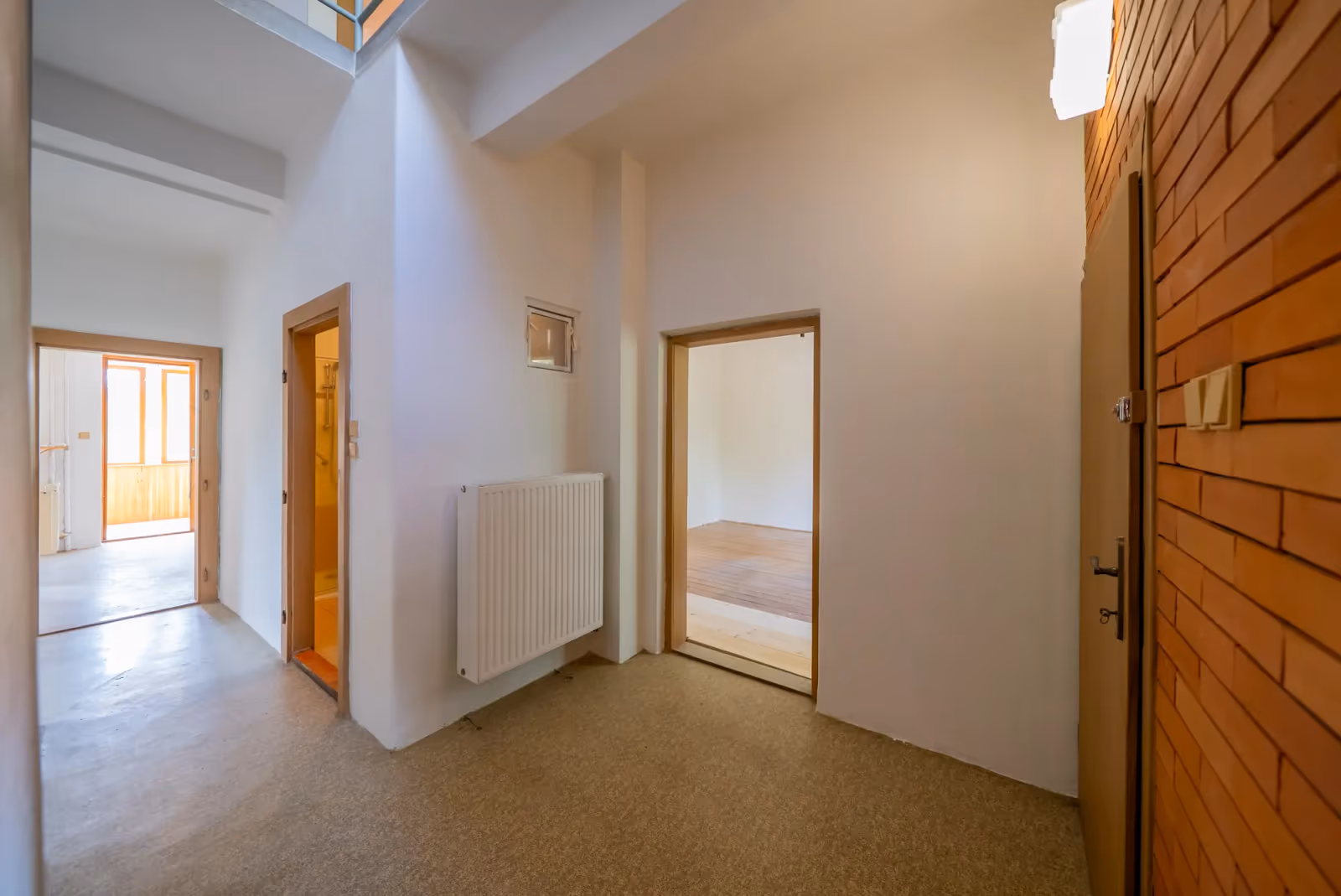 Hala v přízemí s průhledy do pokoje a na verandu